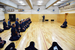 県立津山工業高校剣道場で練習