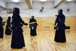 県立津山工業高校剣道場で練習